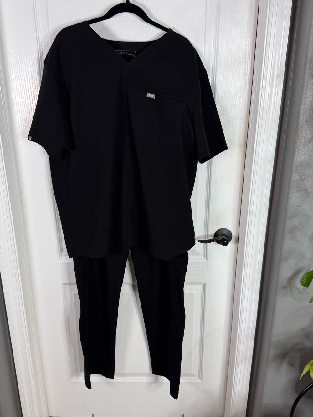 FIGS Men’s Black Scrub Set XXL Leon Top + XL Axim Cargo Pants Technical Collecti